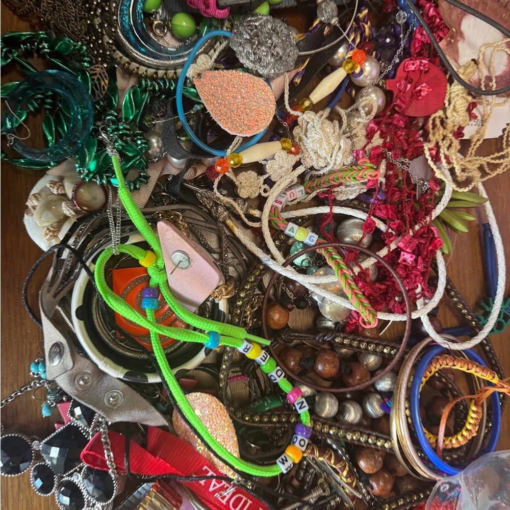 Mostly junk jewelry- 5 lbs - Picture 4 of 8